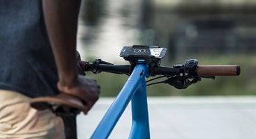 Bike collega la bici o l'ebike con il mondo digitale: streaming musicale, fitness-tracking, navigazione bici o telefonate con cuffie Bluetooth. Si può fare tutto mentre si pedala. Grazie a COBI.