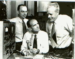 Il transistor Nel 1956 il Premio Nobel venne assegnato al gruppo di ricercatori il cui lavoro portò all invenzione del transistor nel 1947.