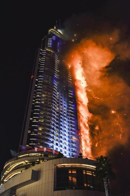 DUBAI 4/1/2016 Incendio ad un