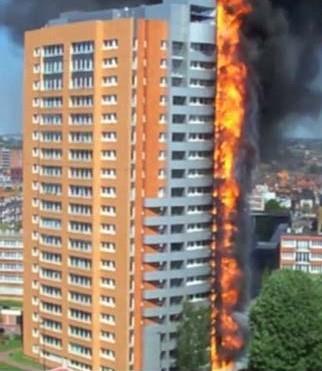 TORRE MERMOZ (ROUBAIX, FRANCIA) - 14 MAGGIO 2012 L incendio è divampato su un balcone al secondo piano dell'edificio residenziale di 18 piani.