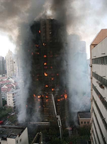SHANGHAI (CINA) 15 NOVEMBRE 2010 Incendio in un edificio residenziale di 28 piani.