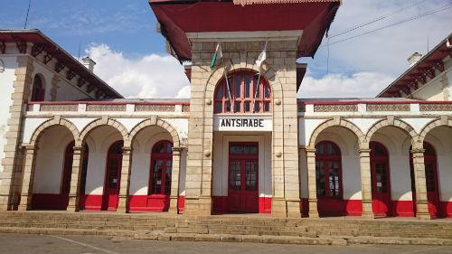 Giorno 1 Antananarivo Il nostro primo servizio è il transfert in pieno centro. Giorno 2 Antananarivo - Andasibe La mattinata verrà dedicata al grande parco di Mantadia.