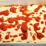 cucchiai di sugo di pomodoro e disponetevi le crespelle su tutta la superficie