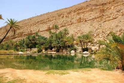 magnifici, Partenza per la visita di Misfat, tipico villaggio arroccato ai piedi della montagna di Jabal Shams e percorso dai falaj, il tipico sistema di irrigazione omanita.