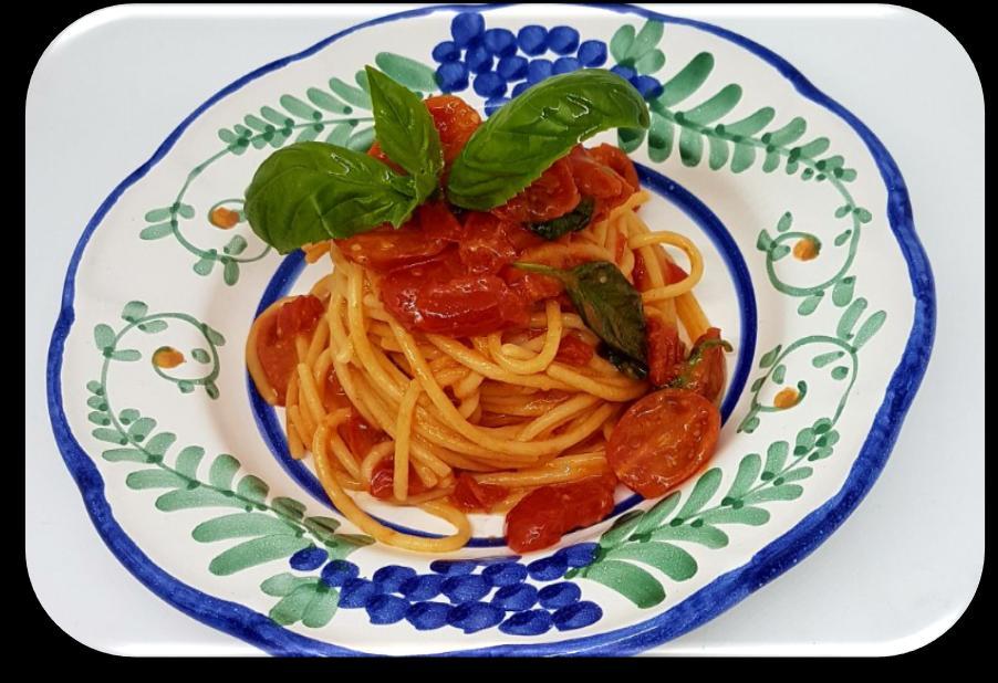 Spaghetti cacio e pepe: 120gr spaghetti, acqua di cottura q.b.
