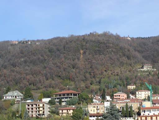 - località Villaggio Pineta: entrambi i dissesti possono coinvolgere la sottostante strada per Villa "La sorgente", e le sottostanti abitazioni del Villaggio Pineta.