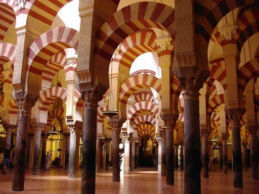 Proseguiremo con Cordoba e la Mezquita, altro patrimonio Unesco, inserita in una città che conserva tracce del suo glorioso passato, quando era uno dei centri urbani più grandi e