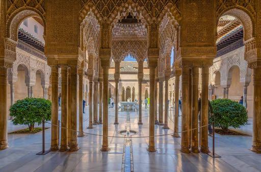 Quindi Siviglia, capitale andalusa ricca di storia e fascino: vedremo non solo la Giralda, la Cattedrale e il museo di Belle Arti con i capolavori di Zurbaran, ma anche piazze