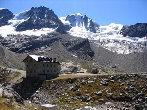 Week End di Trekking: Gran Tour del Parco del Gran Paradiso Dal 12 al 15 Luglio 2019 Uno spettacolare itinerario unico al cospetto dei ghiacciai e delle vette del Parco del Gran Paradiso: 5 valli