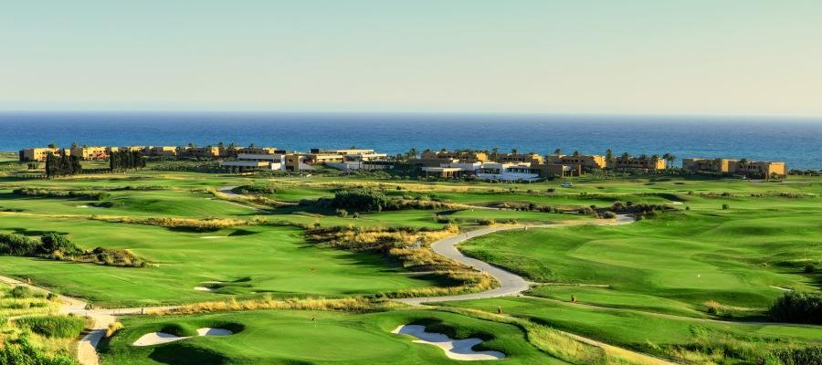 Il soggiorno Verdura Resort ***** L Adagiato lungo un meraviglioso tratto della costa nel sud-est della Sicilia, a soli 15 minuti d auto dalla cittadina marinara di Sciacca, il Rocco Forte Verdura