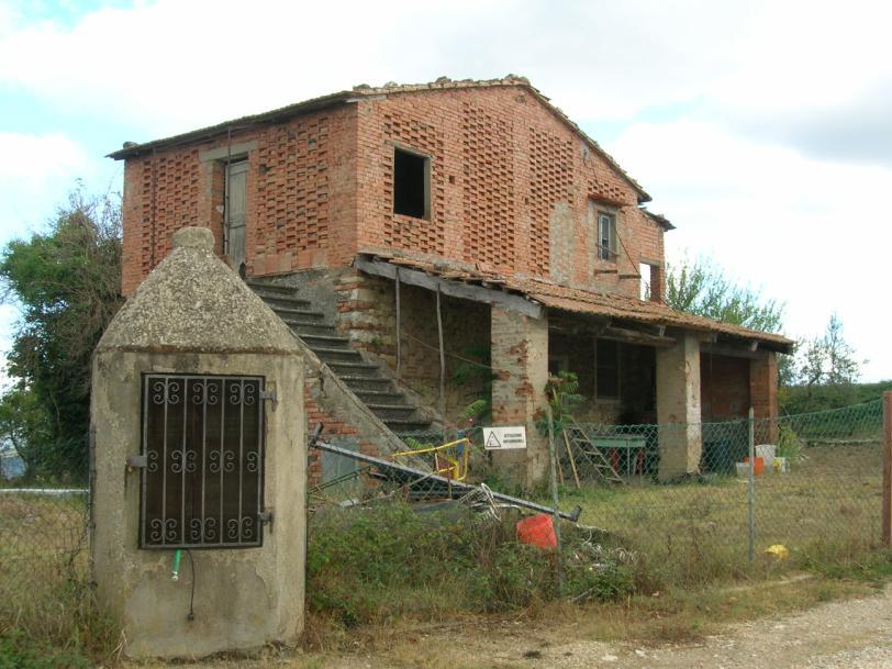 Scheda 10 Indirizzo: Via Montecampolesi Edificio che per l'epoca di realizzazione, materiali e composizione architettonica non risponde alle specifiche di appartenenza del tessuto in cui ricade. Art.