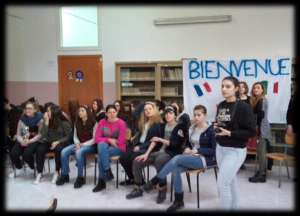 ACCOGLIENZA NELLA SEDE LICEO LINGUISTICO Grande entusiasmo dei ragazzi italiani che hanno organizzato in modo straordinario cartelloni, bandiere