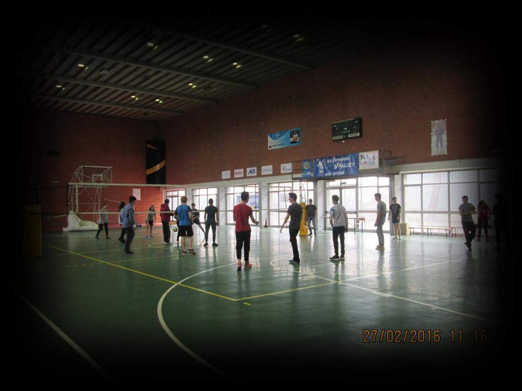 ATTIVITA SPORTIVE SVOLTE NELLA PALESTRA Partita di pallavolo tra la squadra dei