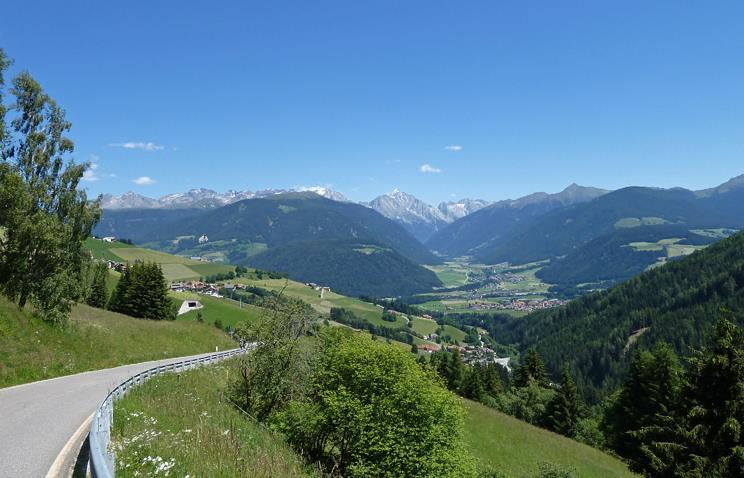 Crones). Il passo Furcia è una salita poco conosciuta ma molto bella da affrontare in bici da corsa, mette in comunicazione la Val Pusteria con la Val Badia. Da Valdaora, posta a 1048 m.