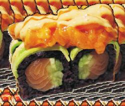 URAMAKI KOMORO riso nero,cetriolo,salmone,maionese esterno,avocado