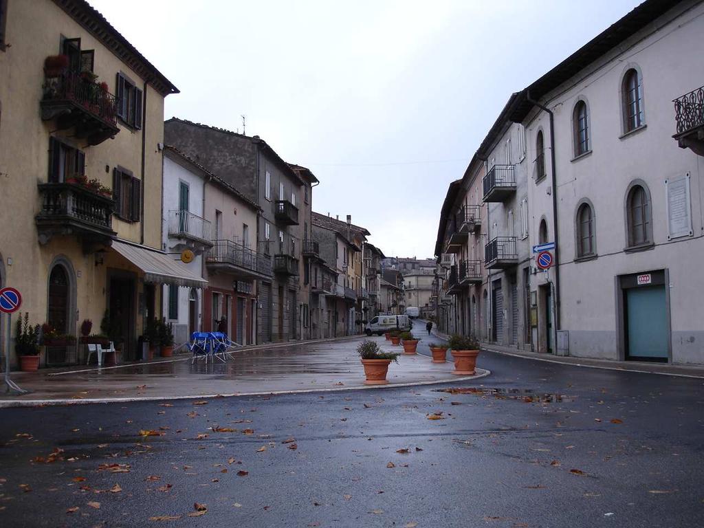 Il sistema insediativo principale è costituito da Castell Azzara e dalla frazione di Selvena.