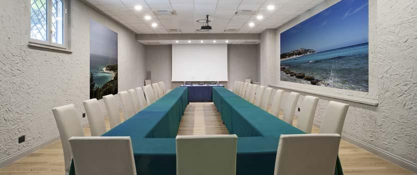 SALA CHIESETTA Per i meeting di medie dimensioni è utilizzabile la Sala Chiesetta, con la possibilità di disporre le sedie