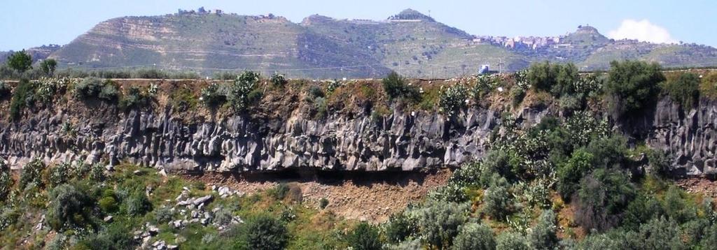 238/2018) sponda destra Il geosito rientra nel Sistema dei basalti colonnari dell Etna.