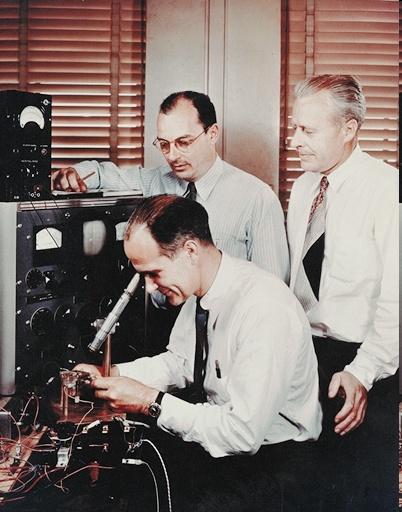 Inventori del Transistor Il Transistor Bipolare a Giunzione (BJT) è stato inventato nei laboratori BELL nel 1948,