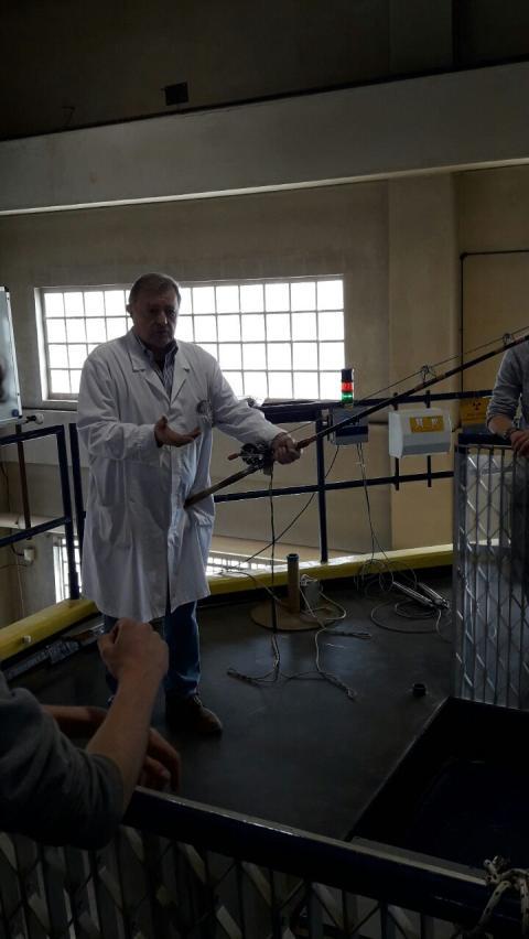 L'immagine illustra un momento in cui il reattore è utilizzato per indagini in campo scientifico, per l'analisi radio-metrica e le indagini radio-protezionistiche di un campione: il sistema