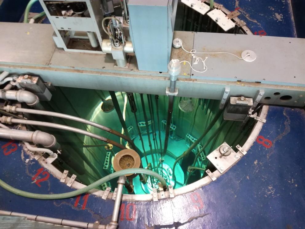 Il reattore è alto 6 m ed ha un diametro di 2 m, ed è racchiuso dallo scheletro di