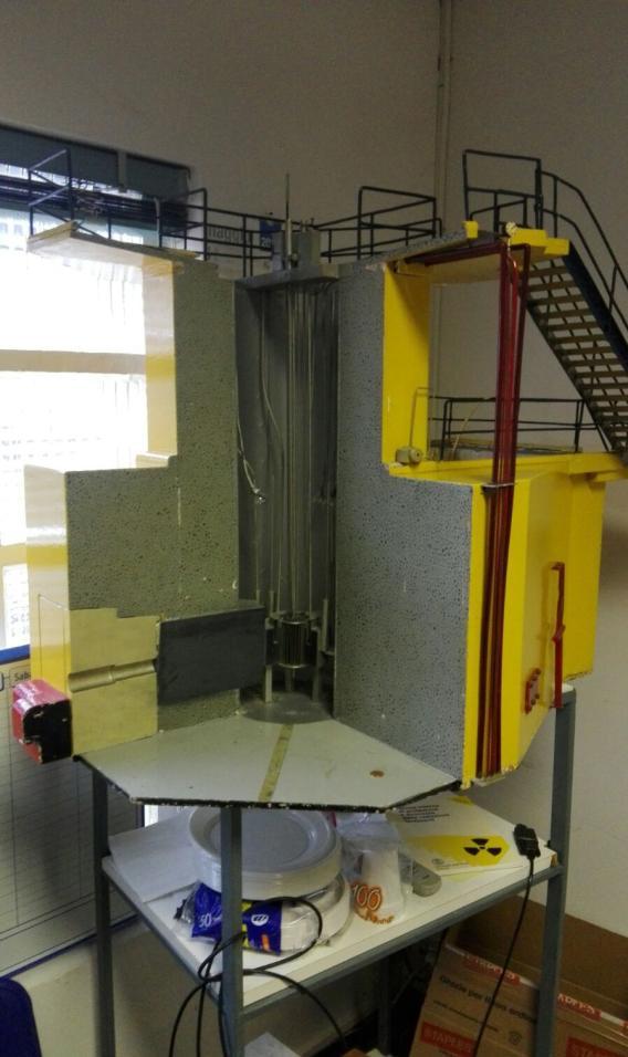 A sinistra si può vedere un modellino in scala del reattore, che lo mostra in ogni sua minima parte.