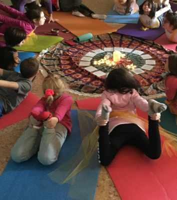 LO YOGA DEI BAMBINI E DELLE BAMBINE sabato mattina dalle 11.00 alle 12.