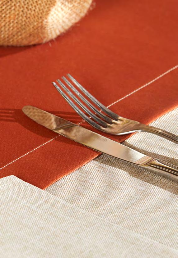 Smart tablecloth with textured linen weave pattern and mélange