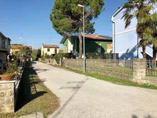 Foto 33 Via Divisione Cremona Scavo banchine, sostituzione caditoie con nuove in ghisa carrabile e loro messa