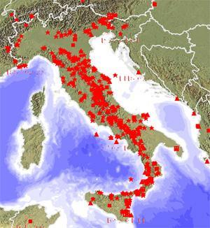 IN CASO DI TERREMOTO Resta calmo e rifletti su quale sia il luogo più idoneo a cercare rifugio Rifugiati sotto i tavoli o lungo le pareti perimetrali o in angoli formati dalle pareti; non restare