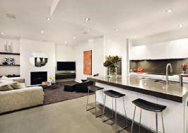 In contesto residenziale, appartamento composti da: ingresso sul soggiorno, cucina separata, bagno/lavanderia e accesso al garage.
