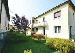 In zona residenziale di Alte Ceccato, casa singola su lotto di 650 mq disposta su 2 livelli.