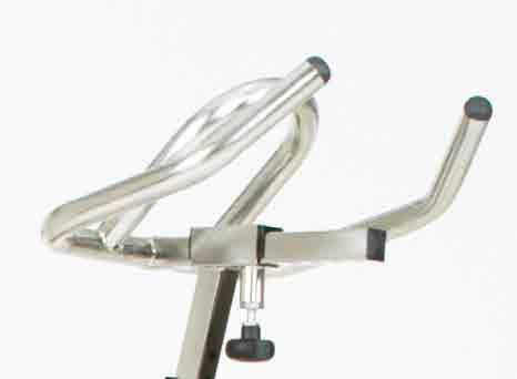 Manubrio in acciaio Stainless steel handlebar Ruote gommate Rubber wheels Ordinabile anche in versione Long Also available in the Long version 180 AQUAFITNESS ADVANCED 9 Regolazione orizzontale