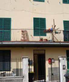 www. posto al piano primo composto da ingresso soggiorno, cucina pranzo, camera matrimoniale con balcone, cameretta, bagno, per una sup. commerciale di mq 61 ca. Occupato da terzi con titolo.