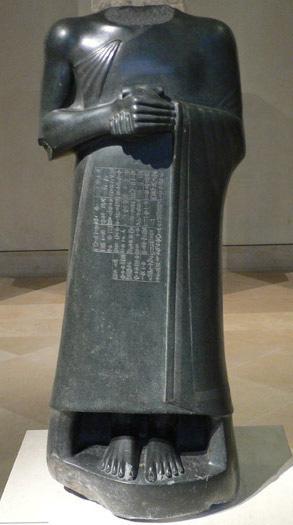 Statua A Descrizione Luogo di conservazione: Museo del Louvre, Parigi, AO 8, Petite statue debout. Statua acefala di diorite verde scuro, proveniente dagli scavi di E. de Sarzec a Tello.