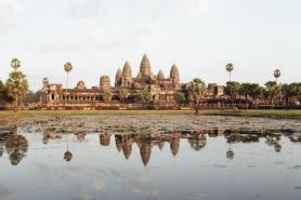 La struttura è imponente, formata da cinquantaquattro torri, presenta splendidi bassorilievi, con più di diecimila figure scolpite, che raccontano la vita quotidiana all epoca del regno Angkor.