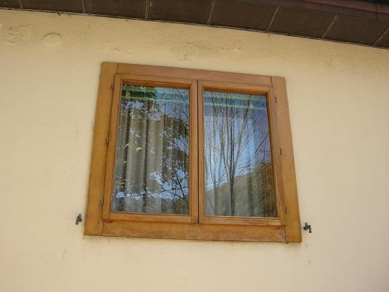 Infissi esterni: trattasi di doppi infissi in legno ambedue con vetro semplice.