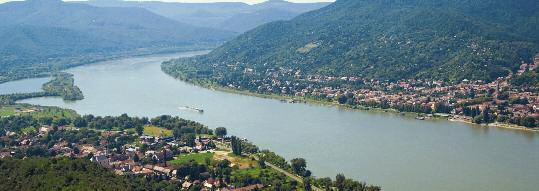 Lungo il Danubio Blu Due affascinanti crociere lungo il corso del Danubio, entrambe a bordo della comoda motonave Verdi, che regaleranno incontri con attrattive naturalistiche uniche e la possibilità