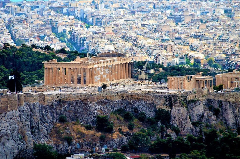 La giornata prosegue con la visita del Museo dell Acropoli e dei quartieri storici di Plaka e Monastiraki.