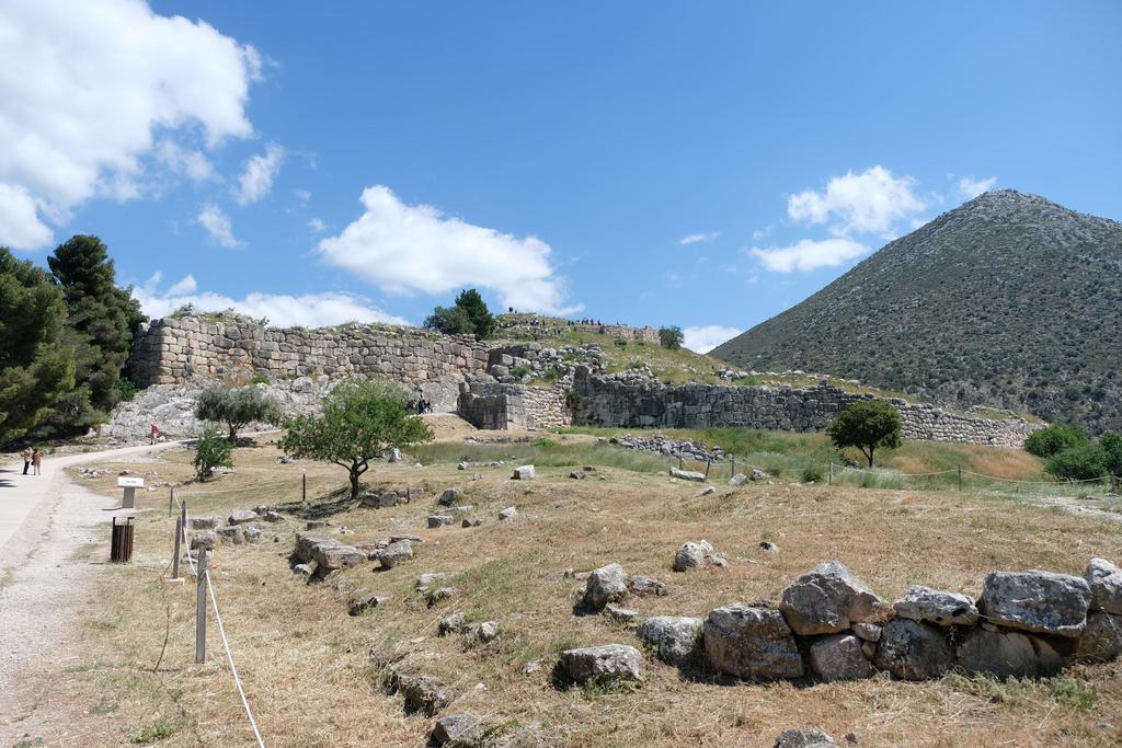 Trasferimento coi mezzi pubblici ﬁno ai piedi del monte Imetto, il massiccio montuoso a sud-est di Atene. Cominciamo dall antico monastero bizantino del XI secolo, il Monastero di Kessarianí.