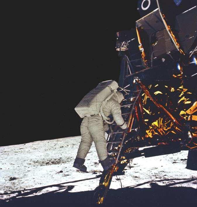 L astronauta Edwin E. Aldrin Jr. scende lentamente i gradini del Modulo Lunare Eagle e si prepara a camminare sulla Luna.