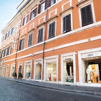 Tebro becomes leader in Rome in home linen collections of high quality. La società espande il proprio spazio con 1.300 metri quadri all interno dello storico palazzo di fronte al Parlamento.