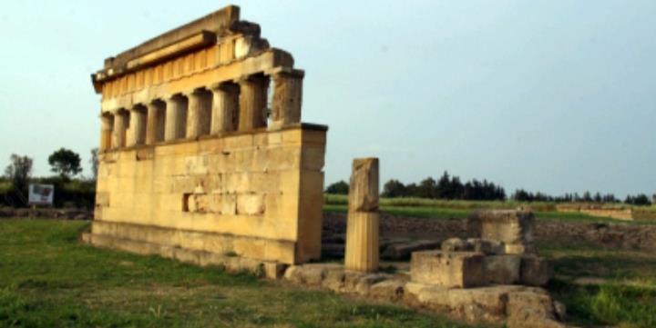A poca distanza dalla città moderna sono situate l'area archeologica di Metaponto con le sue rovine, tra cui le Tavole Palatine, e il museo archeologico.