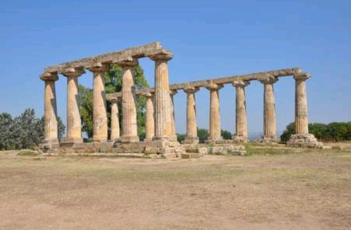 Tavole Palatine Su di una collina è possibile ammirare le "Tavole Palatine", nome col quale sono conosciute le rovine del tempio extraurbano dedicato a Hera.