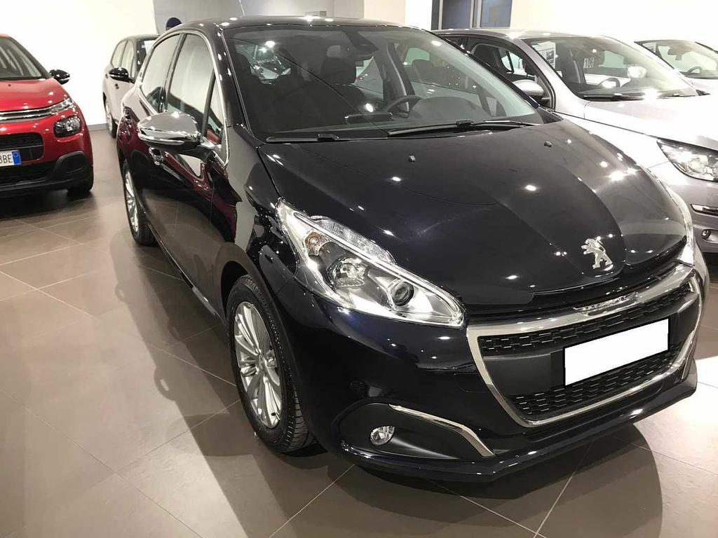 Peugeot 208 PureTech 82 5 porte Allure 208 Immatricolazione: 6/ 2019 KM: 10 Colore: pastello Carrozzeria: Berlina Cilindrata: 1199 Alimentazione: Benzina Prezzo: 12.