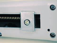 Il condensatore è incorporato nel motoriduttore mentre i finecorsa mobili permettono una