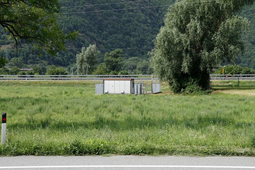 Foto 1: la stazione di misura SNAM di Verrès, in primo piano la ss n 26.