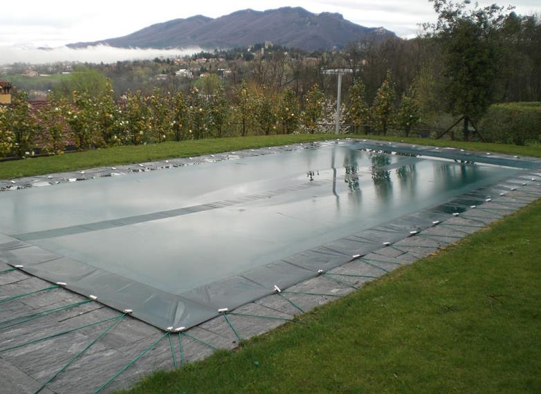 a Coperture invernali c COPERTURA WINCOVER - OCCHIELLI copertura invernale galleggiante per piscine residenziali. Fissaggio con picchetti o corda elsastica.