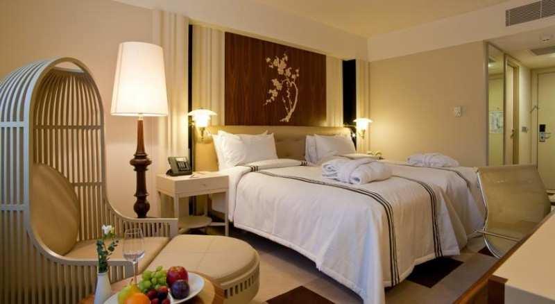 Le camere Standard con gli accoglienti interni in colori pastello di gamma calda offrono tutto il necessario per un soggiorno confortevole e riposante.