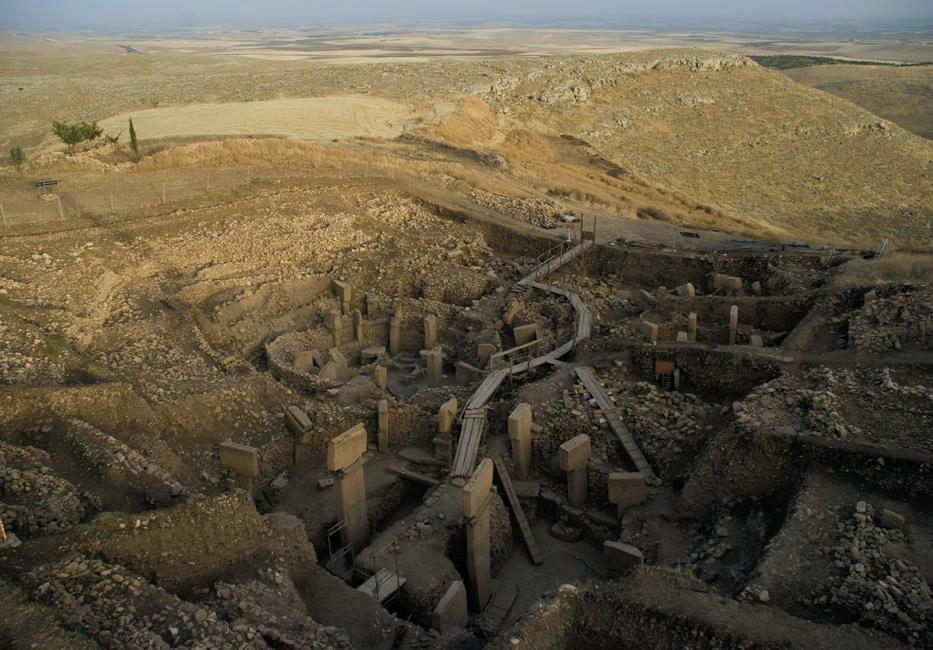 A Göbekli Tepe i livelli di deposito raggiungono fino a 15 metri su un area estesa 9 ettari, ove la frequentazione umana si è protratta per centinaia di anni.